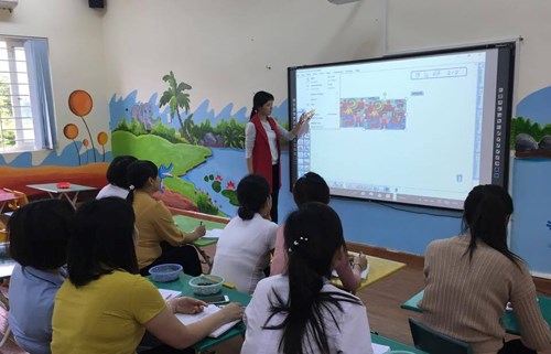 Nhóm giáo viên tự học do đồng chí Hồ Thu phụ trách tích cực tham gia thực hành, luyện tập kỹ năng ứng dụng bảng tương tác trong công tác dạy và học